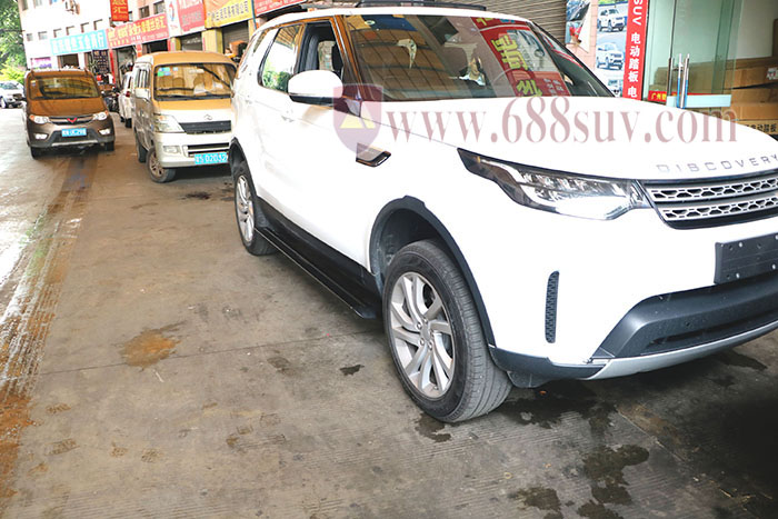 路虎發(fā)現(xiàn)5電動(dòng)踏板讓您上下車(chē)更方便